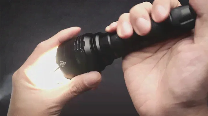 Unboxing the Nitecore New P30 (1000 lumens, 618m distance)